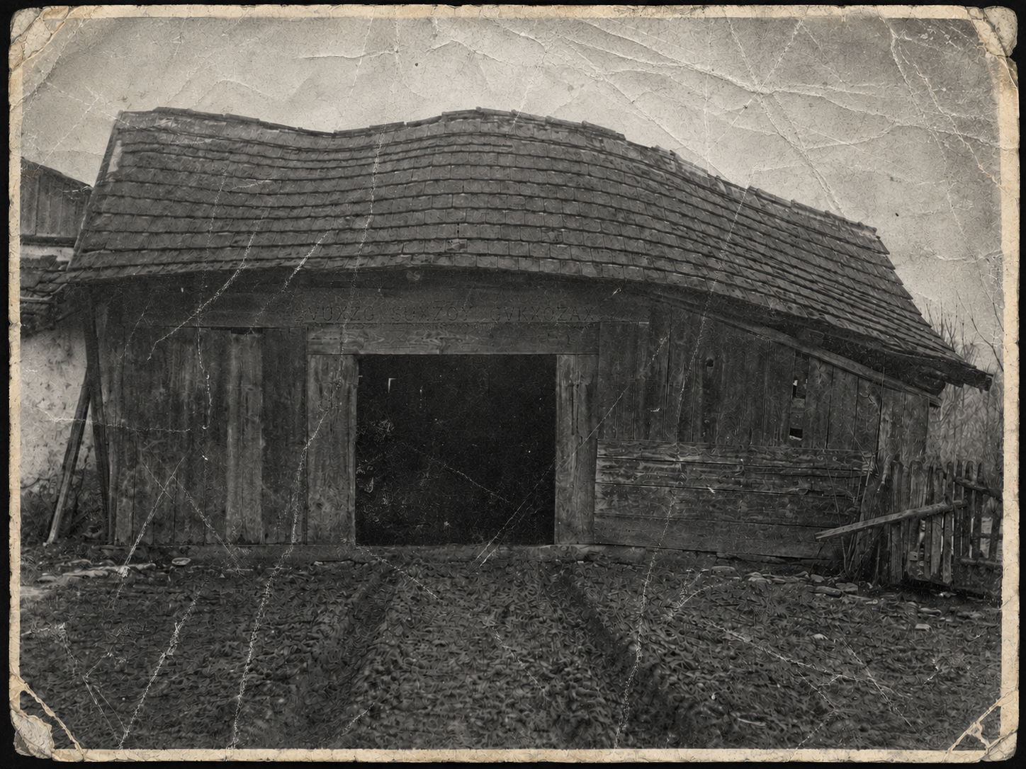 Beschädigter historischer Abzug eines Holzstalls